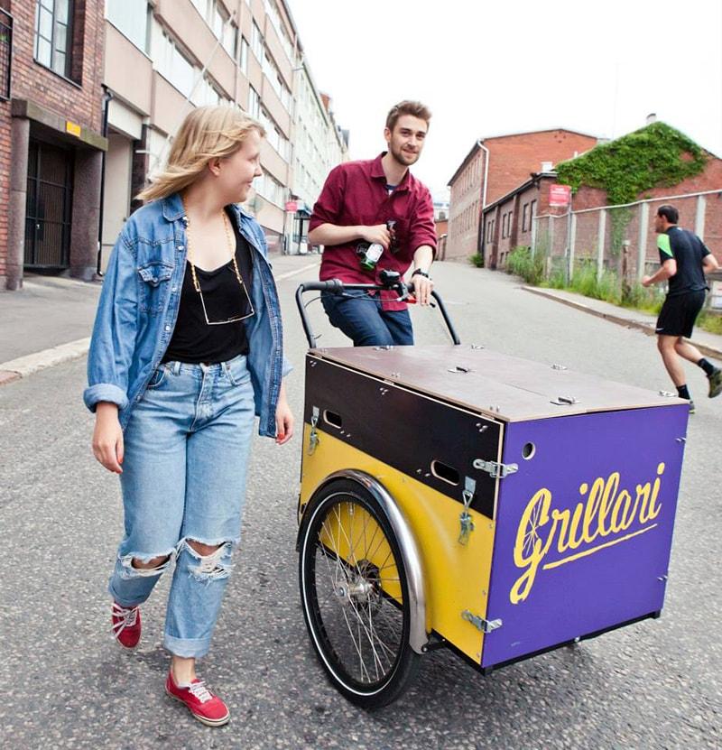 Muotoilija, nykytaiteen opiskelija Sanna Ritvanen toteutti liikeideansa ruokapyörä Grillarin avulla