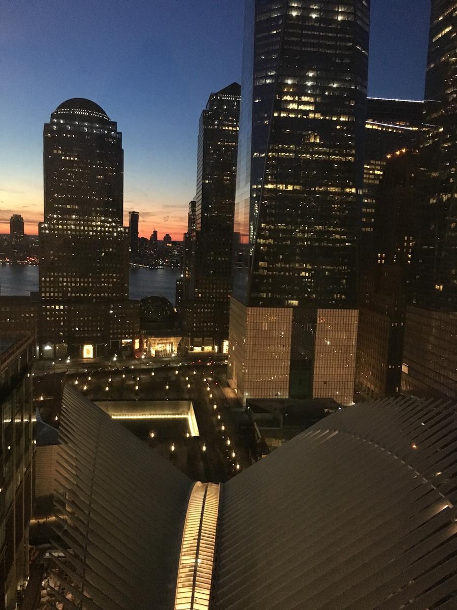 Ensivaikutelma New Yorkista oli aika huikea, kun saavuimme illalla hotellille! Etualalla uusi Oculus-asema ja oikealla edessä One World Trade Center.
