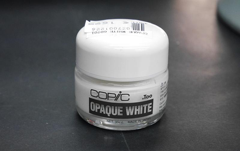 Valkoinen, peittävä Opaque white -peittovalkoinen tuo hyvän lisäefektin tummalle paperille piirtäessä