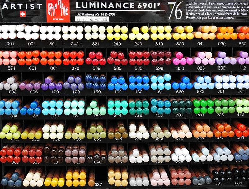 Taidetarvikeliike Temperassa on huikea valikoima eri valmistajien värikyniä. Kuvassa Caran d'Ache Luminance -kynäsarjan irtokyniä