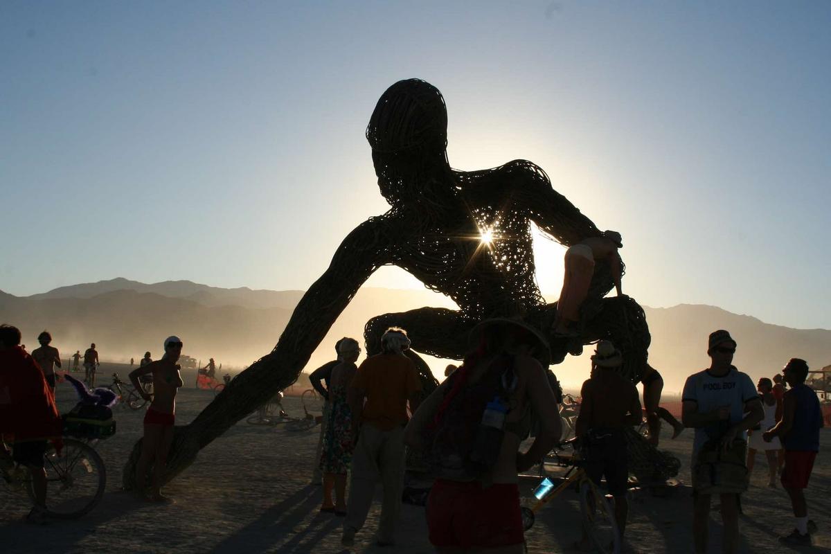 piirustuskilpailu-2016-burning-man-sculpture-shadow